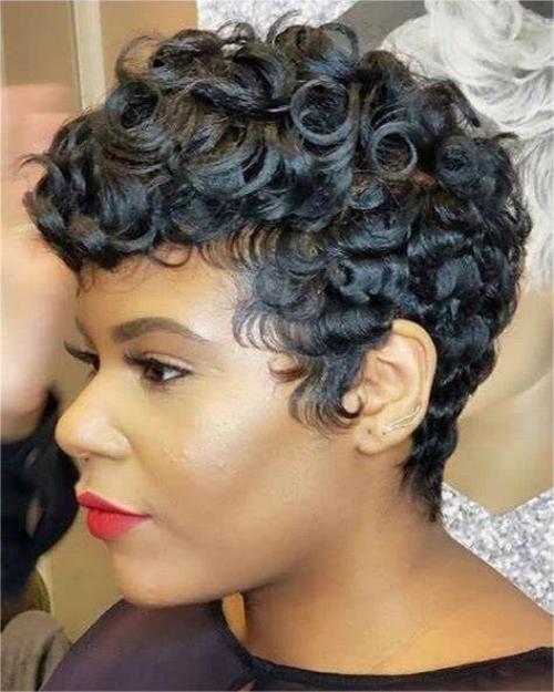 <span class="hot-icon"><img src="https://cdn.shopify.com/s/files/1/0555/4277/6110/files/pinkhottag.png?v=1701162684" alt="Hot Icon" width="30" height="20"> </span> Swirl Curls Pixie Cut Short Wig With Bangs