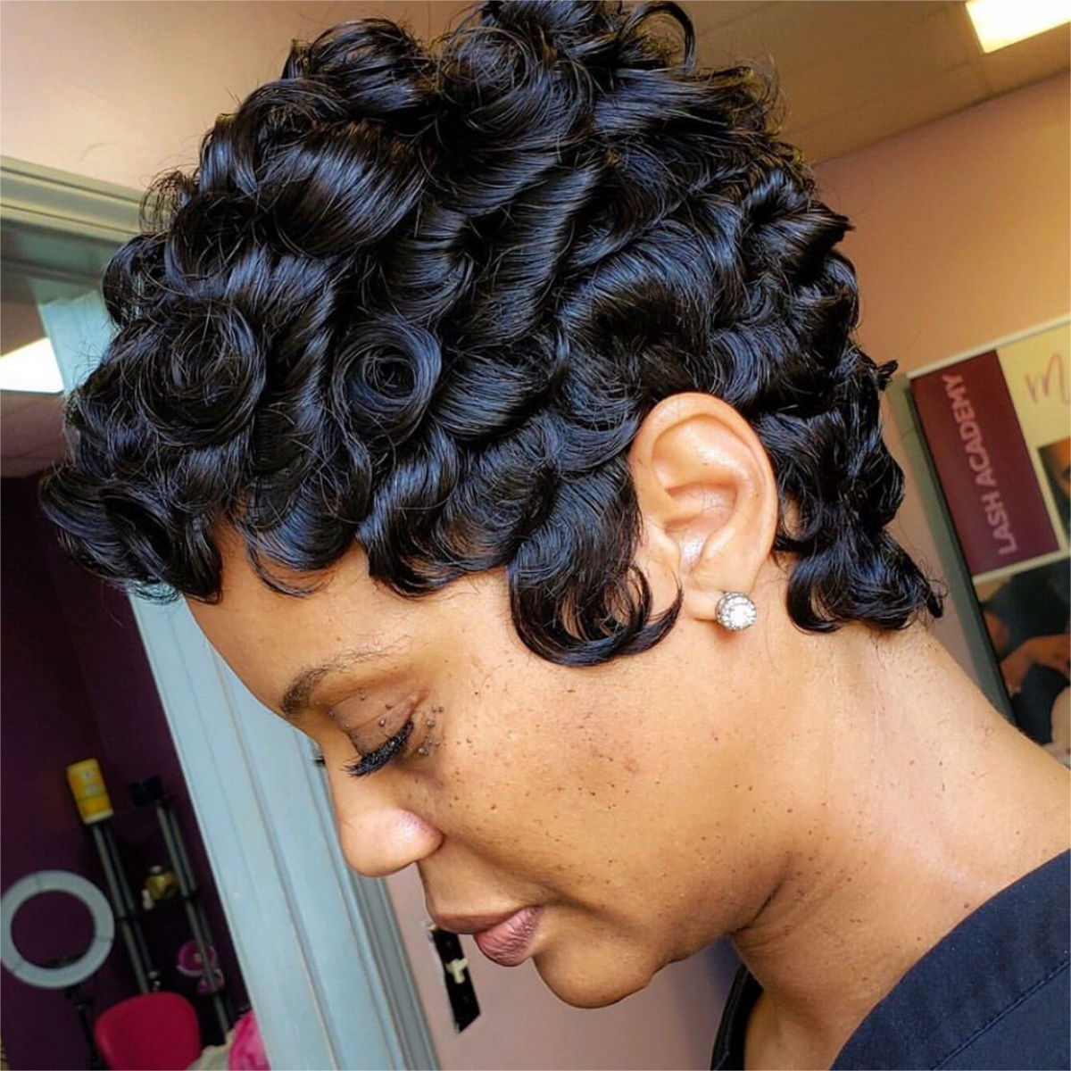 <span class="hot-icon"><img src="https://cdn.shopify.com/s/files/1/0555/4277/6110/files/pinkhottag.png?v=1701162684" alt="Hot Icon" width="30" height="20"> </span> Swirl Curls Pixie Cut Short Wig With Bangs